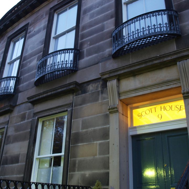 Buchstabenplus in Edinburgh